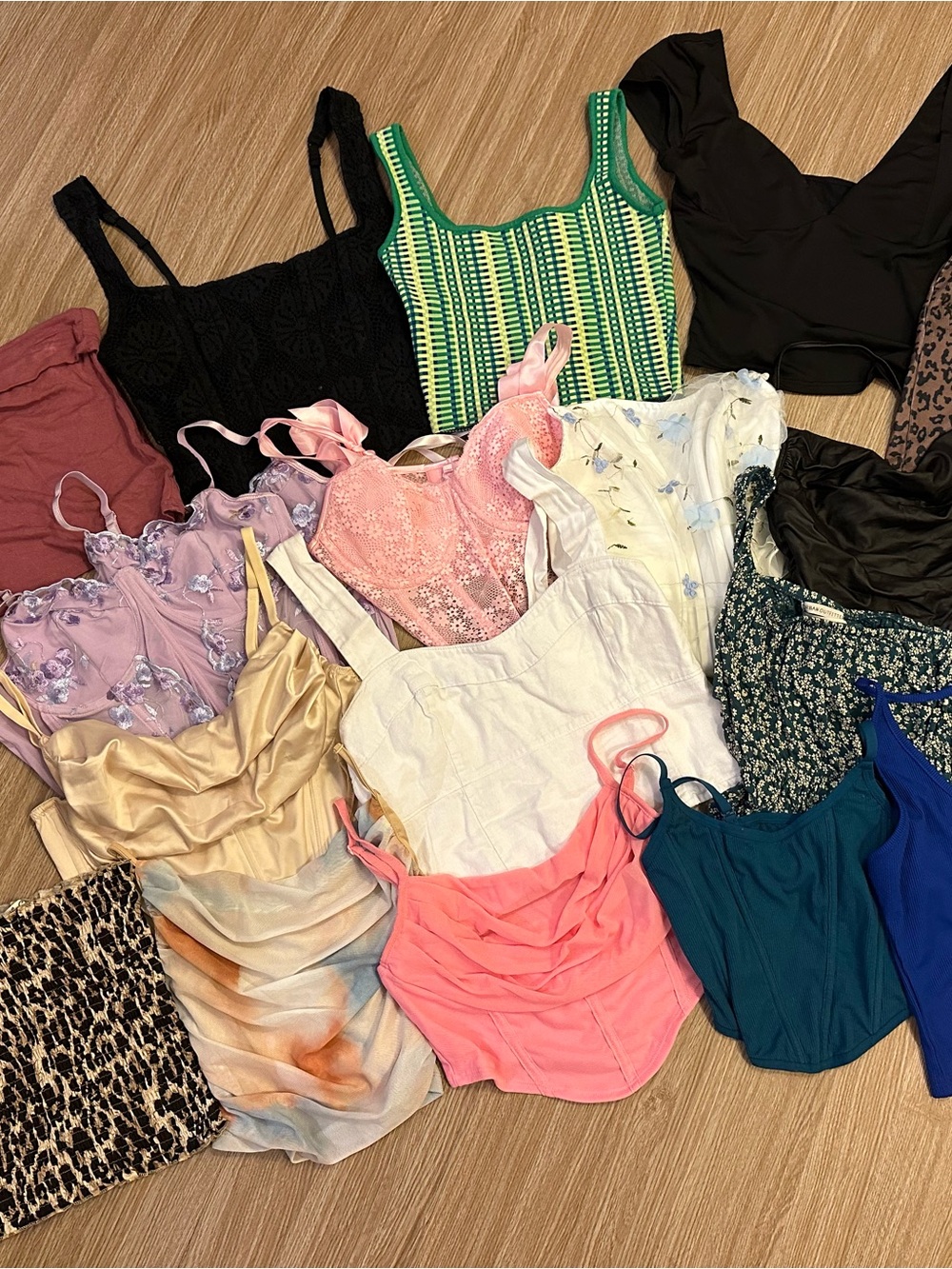 18 Women’s tanks & tops bundle